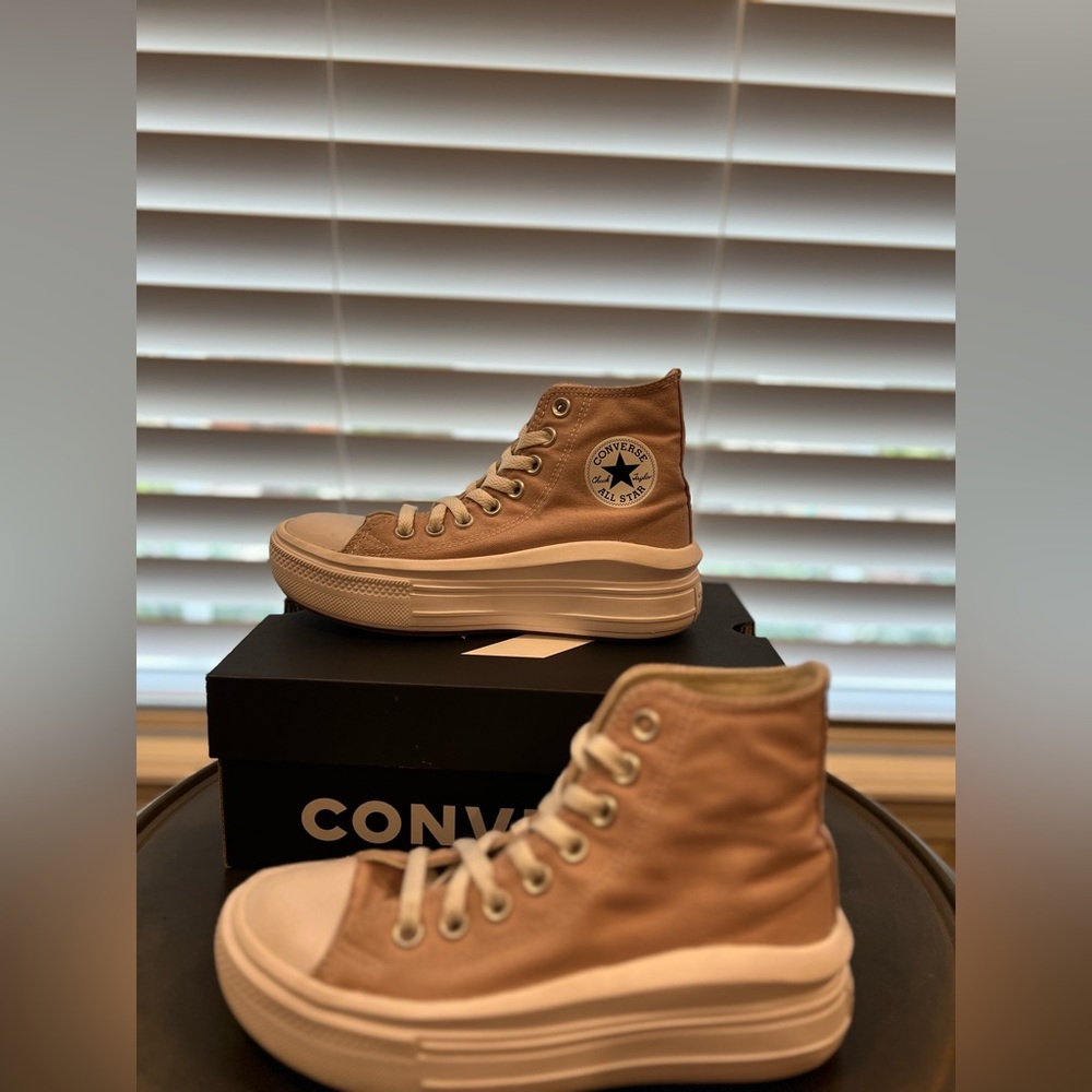 Pink/beige Converse all star.
